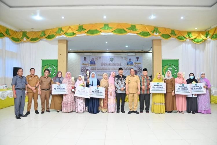 Wali Kota Padangsidimpuan Irsan Nasution foto bersama dengan pemenang festival qasidah rabana klasik. (IST)