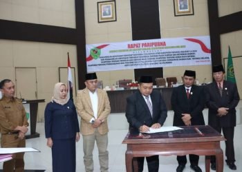 Bupati Tapsel Dolly Pasaribu disaksikan Ketua DPRD Tapsel Abdul Basith Dalimunthe menandatangani Ranperda tentang P-APBD Tahun Anggaran (TA) 2023 dan 5 Ranperda setelah disetujui bersama Pemkab dan DPRD Tapsel. (IST)