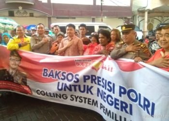Ketua Umum Komunitas Satu Hati Sartjipto King bersama Kapolsek Medan Area Kompol Hendrik F Aritonang foto bersama dengan lansia usai penyerahan paket sembako. (ist)