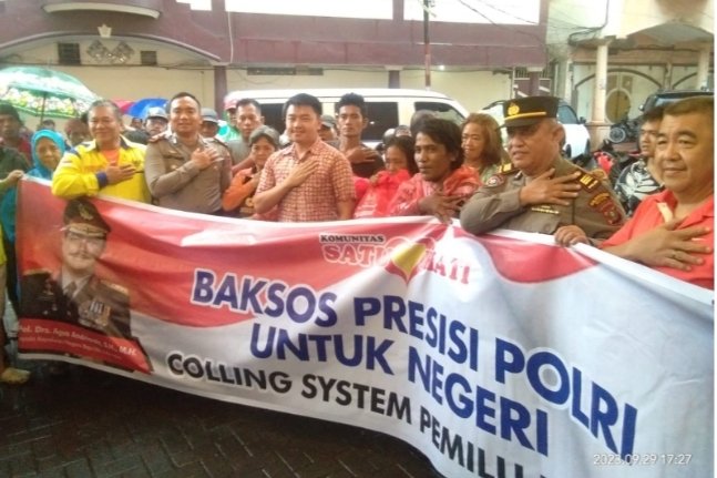 Ketua Umum Komunitas Satu Hati Sartjipto King bersama Kapolsek Medan Area Kompol Hendrik F Aritonang foto bersama dengan lansia usai penyerahan paket sembako. (ist)