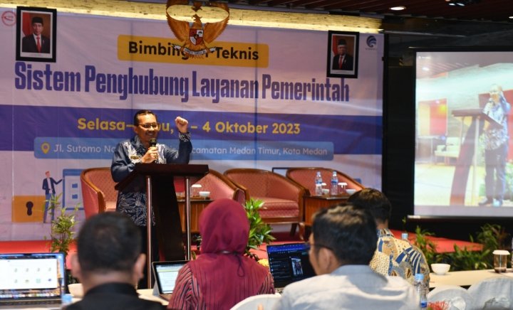 Kepala Dinas Komunikasi dan Informatika Provinsi Sumatera Utara (Sumut) Ilyas Sitorus bersama Kepala Bappelitbangda Sumut Hasmirizal Lubis memberikan kata sambutan pada pembukaan Sosialisasi dan Bimbingan Teknis Sistem Penghubung Layanan Pemerintah yang dilaksanakan Kementerian Komunikasi dan Informatika RI di Hotel Grand Mercure Medan, Jalan Sutomo No1, Medan, Selasa (3/10). (Diskominfo Sumut)