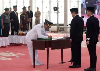Pj. Wali Kota Padangsidimpuan Letnan Dalimunthe di saksikan Pj.Gubsu Hassanudin menandatangani SK pelantikan. (IST)
