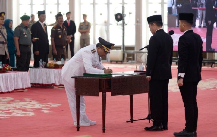 Pj. Wali Kota Padangsidimpuan Letnan Dalimunthe di saksikan Pj.Gubsu Hassanudin menandatangani SK pelantikan. (IST)
