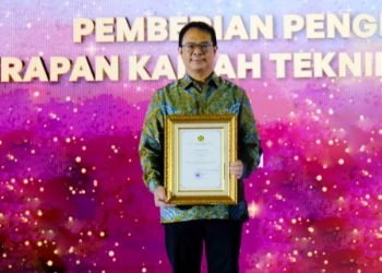 Presiden Direktur PT Agincourt Resources, Muliady Sutio, menerima Penghargaan Aditama pada Aspek Pengelolaan Teknis Pertambangan Minerba dan tiga penghargaan lain di ajang Good Mining Practice (GMP) Award 2023 yang diadakan Kementerian ESDM. (IST)