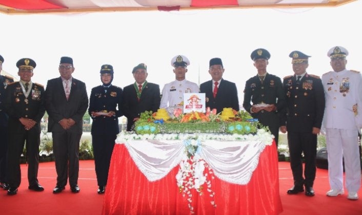 Penjabat (Pj) Gubernur Sumatera Utara (Sumut) Hassanudin didampingi Pj Ketua TP-PKK Sumut Dessy Hassanudin menghadiri Upacara Hari Ulang Tahun (HUT) Tentara Nasional Indonesia (TNI) ke-78 Tahun 2023 Provinsi Sumut di Lapangan Astaka Jalan Williem Iskandar, Deliserdang, Kamis (5/10). (Diskominfo Sumut)