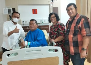 Ketua PWI Sumut Farianda Putra Sinik SE foto bersama dengan Drs Eddy Madya Bukit didampingi Dra Roslina Bangun dan Leo Bastari Bukit SSos di Kamar 305, Lantai 3, Gedung PJT RSUP H Adam Malik, Kamis (5/10/2023). (IST)