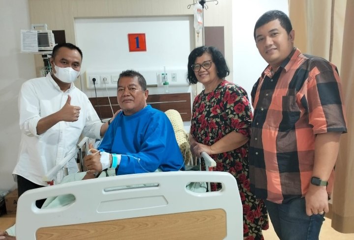 Ketua PWI Sumut Farianda Putra Sinik SE foto bersama dengan Drs Eddy Madya Bukit didampingi Dra Roslina Bangun dan Leo Bastari Bukit SSos di Kamar 305, Lantai 3, Gedung PJT RSUP H Adam Malik, Kamis (5/10/2023). (IST)