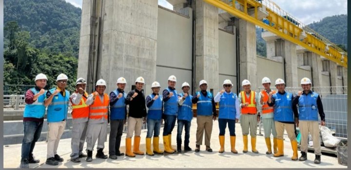 Para Manejer Proyek PLTA Asahan 3 photo bersama di sela kegiatan "Intake Weir Impounding Ceremony Asahan 3 HEPP Project". (IST)