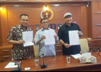 Ketua Umum PWI Hendry CH Bangun (tengah) didampingi tim formateur  Farianda Putra Sinik dan Zulmansyah Sekedang saat mengumumkan susunan pengurus PWI Pusat periode 2023-2028. (IST)