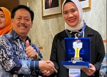Ketua Pengurus Daerah Gerakan Pemasyarakatan Minat Baca (GPMB) Kabupaten Tapsel Rosalina Dolly Pasaribu saat menerima penghargaan "Sandya Praditya” tahun 2023 dari Kepala Perpustakaan Nasional, Muhammad Syarif Bando, MM, Rabu (4/10) di Ballroom Anggrek, Jakarta. (IST)