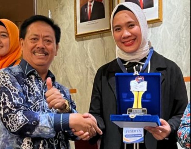 Ketua Pengurus Daerah Gerakan Pemasyarakatan Minat Baca (GPMB) Kabupaten Tapsel Rosalina Dolly Pasaribu saat menerima penghargaan "Sandya Praditya” tahun 2023 dari Kepala Perpustakaan Nasional, Muhammad Syarif Bando, MM, Rabu (4/10) di Ballroom Anggrek, Jakarta. (IST)