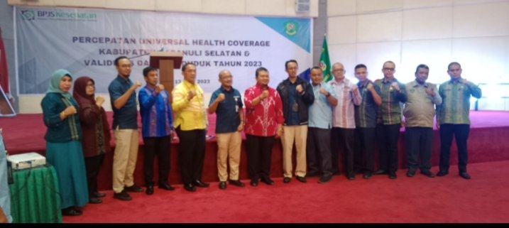 Bupati Tapsel Dolly Pasaribu dan Sekda Sopyan adil fhoto bersama bersama dengan beberapa OPD. (IST)