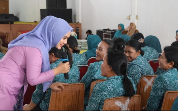 Ketua TP. PKK Tapsel Rosalina Dolly Pasaribu menyapa salah satu peserta TP. PKK desa. (IST)