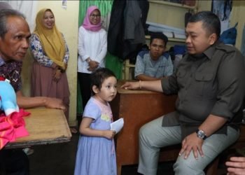 Bupati Tapsel Dolly Pasaribu saat mengunjungi salah satu keluarga Alya yang menderita penyakit meningis tuberclosis, di Lingkungan II, Kelurahan Pasar Sipirok, Kecamatan Sipirok, Selasa (10/10/2024). (IST)