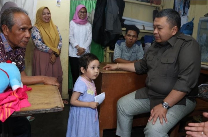 Bupati Tapsel Dolly Pasaribu saat mengunjungi salah satu keluarga Alya yang menderita penyakit meningis tuberclosis, di Lingkungan II, Kelurahan Pasar Sipirok, Kecamatan Sipirok, Selasa (10/10/2024). (IST)