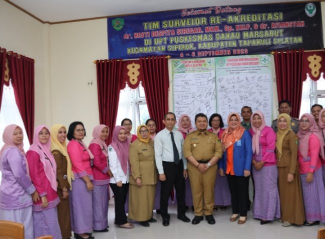 Bupati Tapsel Dolly Pasaribu, Plt.Kadis kesehatan Mawarni fhoto bersama  dengan para pegawai kesehatan puskesnas Danau marsabut.  (IST)