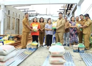 Bupati Samosir menyerahkan bantuan.(Suriono Brandoi).