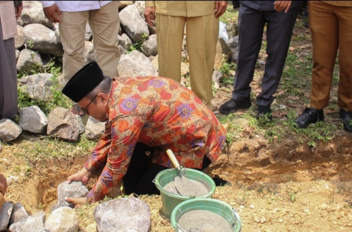 Pj.Wali Kota Padangsidimpuan Letnan Dalimunthe saat meletakkan batu pertama pembangunan Masjid Darul Muttaqin di Balakka Sipunggur Desa Batang Bahal, Kec. Padangsidimpuan Batunadua, Selasa (10/10/2023). (IST)