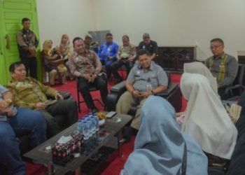 Plh. Sekdako Padangsidimpuan  H. Rahuddin Harahap didampingi pimpinan OPD  saat menjamu kunjunganTim Transformasi Budaya Kerja Kementerian Dalam Negeri. (IST)