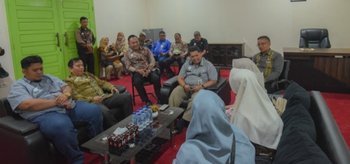 Plh. Sekdako Padangsidimpuan  H. Rahuddin Harahap didampingi pimpinan OPD  saat menjamu kunjunganTim Transformasi Budaya Kerja Kementerian Dalam Negeri. (IST)