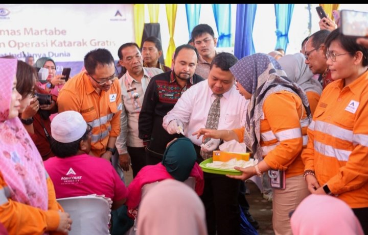 Presiden Direktur PT Agincourt Resources Muliady Sutio (kiri oranye) bersama Bupati Tapanuli Selatan Dolly Pasaribu (kemeja putih) menghadiri seremoni pembukaan perban pada pasien katarak di RSUD Sipirok. (IST)