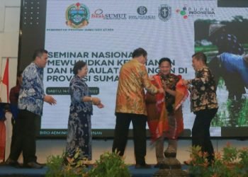 Penjabat (Pj) Gubernur Sumatera Utara (Sumut) Hassanudin menjadi narasumber pada Seminar Nasional Ketahanan Pangan dalam rangka Dies Natalis ke - 60 Persatuan Intelegensia Kristen Indonesia (PIKI) Sumatera Utara di Ballroom Bank Sumut Lt. 10 Jalan Imam Bonjol Nomor 18 Medan, Sabtu (14/10). (Diskominfo Provsu)