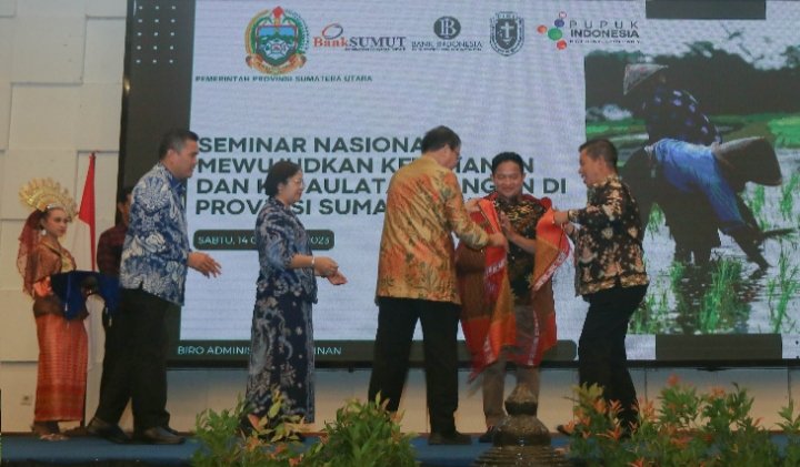 Penjabat (Pj) Gubernur Sumatera Utara (Sumut) Hassanudin menjadi narasumber pada Seminar Nasional Ketahanan Pangan dalam rangka Dies Natalis ke - 60 Persatuan Intelegensia Kristen Indonesia (PIKI) Sumatera Utara di Ballroom Bank Sumut Lt. 10 Jalan Imam Bonjol Nomor 18 Medan, Sabtu (14/10). (Diskominfo Provsu)