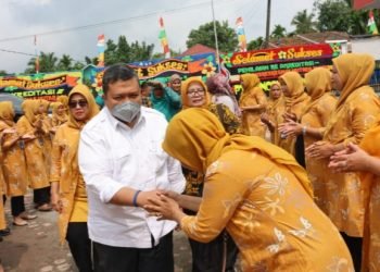 Bupati Tapsel Dolly Pasaribu mendapat sambutan dari para petugas UPT Puskesmas Hutaraja Kecamatan Muara Batang Toru Tapsel. (IST)