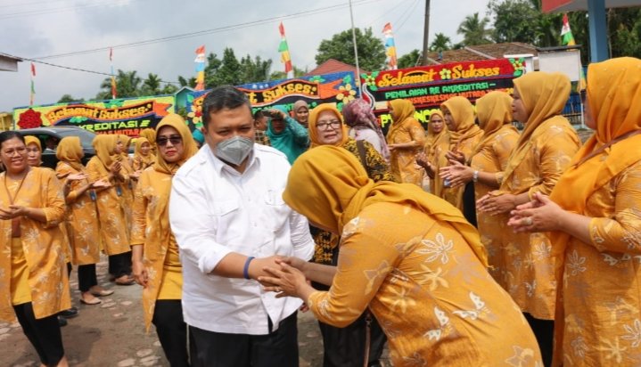 Bupati Tapsel Dolly Pasaribu mendapat sambutan dari para petugas UPT Puskesmas Hutaraja Kecamatan Muara Batang Toru Tapsel. (IST)