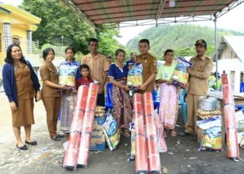 Pemkab Samosir memberikan bantuan kepada korban kebakaran.(Suriono Brandoi)