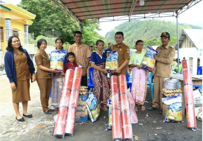 Pemkab Samosir memberikan bantuan kepada korban kebakaran.(Suriono Brandoi)