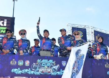 Pj Gubernur Sumatera Utara (Sumut) Hassanudin bersama Pj Ketua TP PKK Sumut Dessy Hassanudin, Kapolda Sumut Irjen Pol Agung Setya Imam Effendi, Walikota Medan Bobby Nasution, Bupati Deliserdang Azhari Tambunan, serta Bupati Mojokerto Ikfina Fahmawati, mendampingi Kepala Staf TNI Angkatan Laut (KASAL) Laksamana TNI Muhammad Ali menyaksikan langsung putaran final Kejurnas JC Supertrack Kasal Cup 2023 di Jaharun Circuit, Galang, Kabupaten Deliserdang, Minggu (15/10). (Diskominfo Sumut)