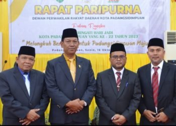 Pj.Wali Kota Padangsidimpuan Letnan Dalimunthe foto bersama dengan para Pimpinan DPRD Kota Padangsidimpuan. (IST)