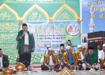 Bupati Tapsel Dolly Pasaribu saat sambutan di peringatan Maulid Nabi Muhammad SAW 1445 Hijiriah/2023 Masehi, yang menghadirkan di Desa Janji Manaon, Kecamatan Batang Angkola Tapsel. (IST)
