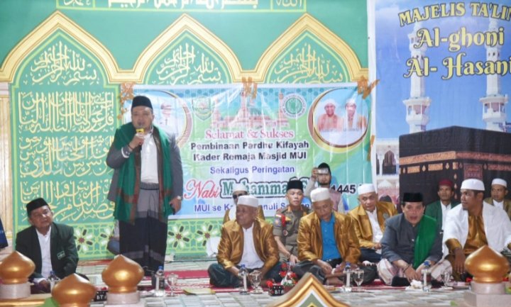 Bupati Tapsel Dolly Pasaribu saat sambutan di peringatan Maulid Nabi Muhammad SAW 1445 Hijiriah/2023 Masehi, yang menghadirkan di Desa Janji Manaon, Kecamatan Batang Angkola Tapsel. (IST)