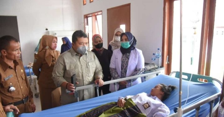 Bupati Tapsel Dolly Pasaribu saat menjenguk para korban Bus terguling di Kecamatan Arse. di RSUD Sipirok. (IST)
