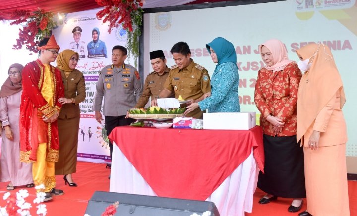 Pj Gubernur Sumut Hassanudin bersama Pj Ketua TP PKK Sumut Dessy Hassanudin menghadiri Peringatan Hari Kesehatan Jiwa Sedunia Tahun 2023 di UPTD Rumah Sakit Jiwa Prof Dr Muhammad Ildrem, Jalan Tali Air, Tuntungan, Medan, Senin (16/10/2023).  (Diskominfo Sumut)