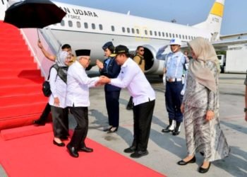 Pj Gubernur Sumut Hassanudin bersama Pj Ketua TP PKK Sumut Dessy Hassanudin menyambut kedatangan Wakil Presiden RI Ma'aruf Amin bersama Ketua Dekranas Pusat Wurry Ma'aruf Amin di Bandara Kualanamu, Kabupaten Deliserdang, Rabu (18/10/2023). (DISKOMINFO SUMUT)