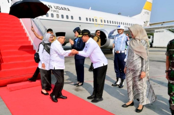 Pj Gubernur Sumut Hassanudin bersama Pj Ketua TP PKK Sumut Dessy Hassanudin menyambut kedatangan Wakil Presiden RI Ma'aruf Amin bersama Ketua Dekranas Pusat Wurry Ma'aruf Amin di Bandara Kualanamu, Kabupaten Deliserdang, Rabu (18/10/2023). (DISKOMINFO SUMUT)