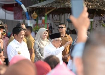Wakil Presiden Republik Indonesia Ma'aruf Amin didampingi Pj Gubernur Sumatera Utara (Sumut) Hassanudin meninjau Posyandu Melur Jl. Gang Karya I, Desa Tumpatan Nibung, Kec. Batang Kuis, Kab. Deli Serdang, Rabu (18/10/2023). Serta memberikan paket bantuan tambahan makanan kepada anak penerima manfaat.  (DISKOMINFO SUMUT)