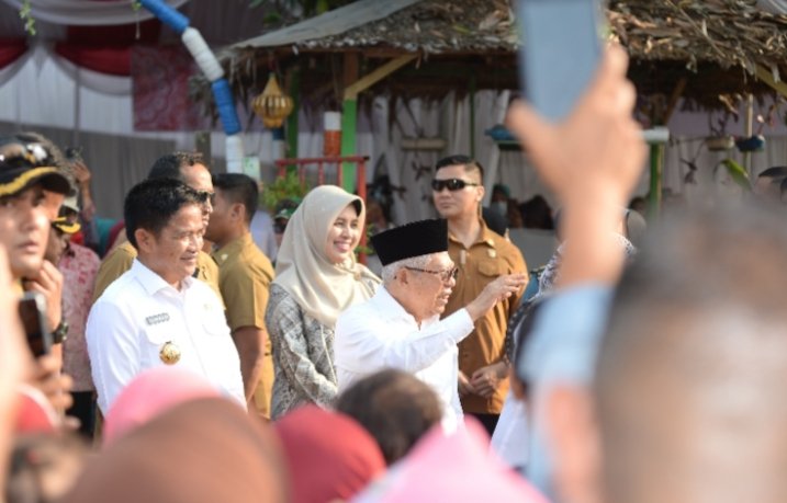 Wakil Presiden Republik Indonesia Ma'aruf Amin didampingi Pj Gubernur Sumatera Utara (Sumut) Hassanudin meninjau Posyandu Melur Jl. Gang Karya I, Desa Tumpatan Nibung, Kec. Batang Kuis, Kab. Deli Serdang, Rabu (18/10/2023). Serta memberikan paket bantuan tambahan makanan kepada anak penerima manfaat.  (DISKOMINFO SUMUT)