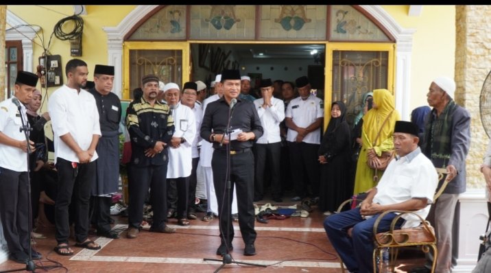 SELAMAT JALAN SYAMSUL ARIFIN. Pj Gubernur Sumatera Utara Hassanudin didampingi Pj Ketua TP PKK Sumut Dessy Hassanudin melayat ke rumah duka Almarhum Dato’ Seri Syamsul Arifin (Gubernur Sumut 2008-2011), di Jalan Stasiun Pangkalan Brandan, Kabupaten Langkat, Rabu (18/10). Almarhum tutup usia 71 tahun (1952-2023) di Rumah Sakit Pusat Angkatan Darat (RSPAD) Gatot Soebroto Jakarta, Selasa 17 Oktober 2023 pukul 12.45 WIB. (Diskominfo Sumut)