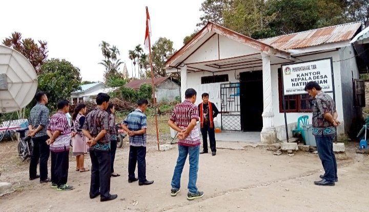 Kades Hatinggian Ruji Parmonangan Doloksaribu saat apel bersama aparat desa setempat. (IST)
