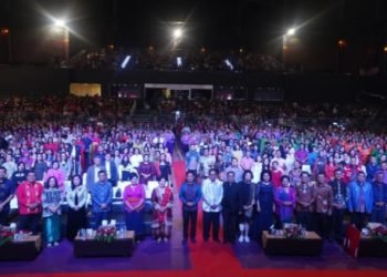 Pj Gubernur Sumatera Utara (Sumut) Hassanudin menghadiri Konser Moria GBKP 2023 di Teater Mikie Holiday, Kabupaten Karo, Sabtu (21/10) malam. Hassanudin bersama Ketua DPRD Sumut Baskami Ginting dan Bupati Karo Cory Sriwaty Sebayang terkesan dengan penampilan 8 tim paduan suara Moria se-GBKP. (DISKOMINFO SUMUT)

 
