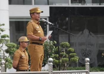 Penjabat (Pj) Gubernur Sumatera Utara (Sumut) Hassanudin memimpin Apel Pagi di Halaman Kantor Gubernur Jalan Diponegoro Nomor 30 Medan, baru-baru ini. (DISKOMINFO SUMUT)