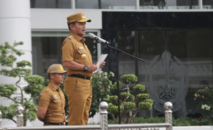 Penjabat (Pj) Gubernur Sumatera Utara (Sumut) Hassanudin memimpin Apel Pagi di Halaman Kantor Gubernur Jalan Diponegoro Nomor 30 Medan, baru-baru ini. (DISKOMINFO SUMUT)