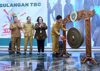 Pj Gubernur Sumut Hassanudin membuka Monitoring dan Evaluasi Implemantasi TBC dan Sosialisasi SK Tim Percepatan Penanggulangan TBC di Provinsi Sumut yang diselenggarakan Dinas Kesehatan Provinsi Sumut di Kantor Gubernur Sumut, Jalan Diponegoro No. 30, Medan, Senin (23/10/2023). (Diskominfo Sumut)