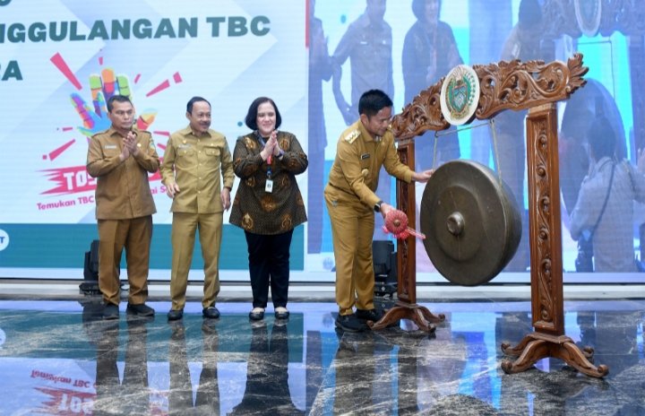 Pj Gubernur Sumut Hassanudin membuka Monitoring dan Evaluasi Implemantasi TBC dan Sosialisasi SK Tim Percepatan Penanggulangan TBC di Provinsi Sumut yang diselenggarakan Dinas Kesehatan Provinsi Sumut di Kantor Gubernur Sumut, Jalan Diponegoro No. 30, Medan, Senin (23/10/2023). (Diskominfo Sumut)