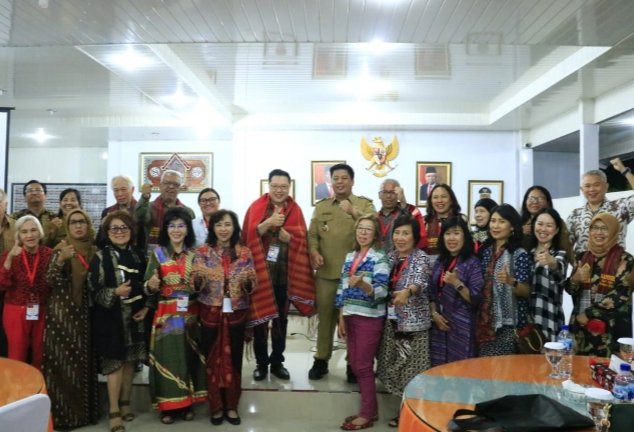 Bupati Samosir saat  menyambut kunjungan IDN Australia di rumah dinas.(Suriono)