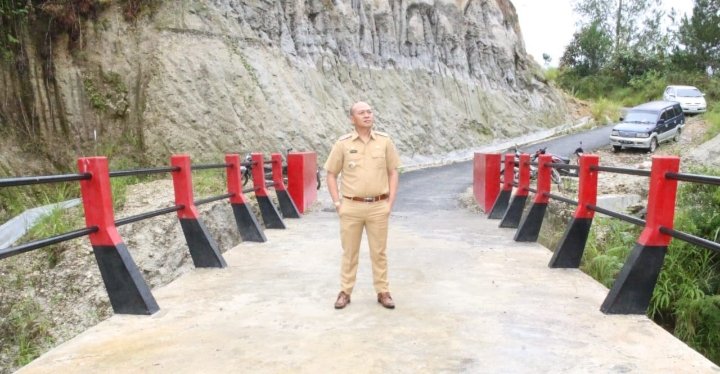 Bupati Tapanuli Utara Dr.DrsNikson Nababan, MSi sedang berfoto di jembatan Soekarno Desa Silando Muara, Selasa (24/10/2023). (IST)